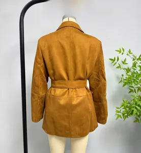 Détail du dos d'un blazer en daim marron avec ceinture ajustable et coutures précises