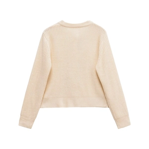 Dettaglio del retro di un maglione beige in maglia con polsini a coste e trama fitta
