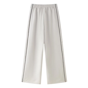 Détail du pantalon large gris clair décontracté avec bande latérale et taille élastique