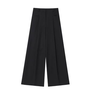 Vue détaillée d'un pantalon noir taille haute avec plis profonds et coupe large