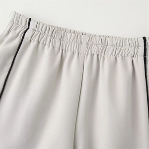 Détail de la taille élastique sur pantalon décontracté gris clair avec rayures latérales