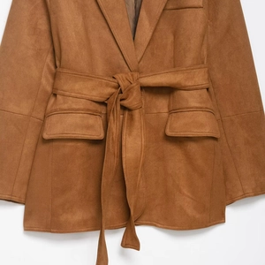 Blazer marron classique en daim pour femme avec col à revers et ceinture à la taille
