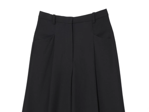 Vue à plat de ce pantalon noir à taille haute avec détails plissés et zip