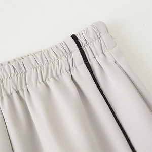Détail du short décontracté gris clair avec taille élastique et rayure latérale noire
