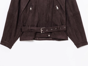 Detail der dunkelbraunen Bikerjacke aus Wildlederimitat mit Metallschnalle und Reißverschluss