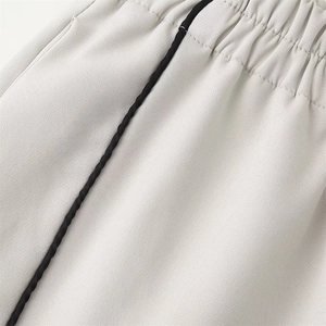 Détail de la taille élastique et du liseré noir sur un short décontracté gris