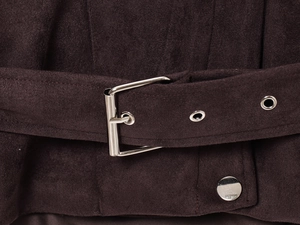 Detailaufnahme einer braunen Wildlederjacke mit silberner Metallschnalle und Ösen