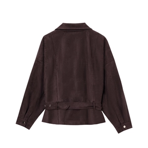 Rückansicht der braunen Wildleder-Bikerjacke mit verstellbarem Gürtel und silbernen Schnallen