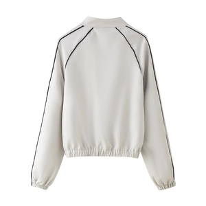 Vue arrière de la veste décontractée gris clair avec manches raglan et liserés noirs