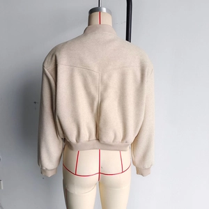 Vue arrière du blouson aviateur beige en laine avec col côtelé et coutures en V