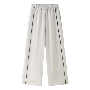 Pantalon large gris clair pour femme avec rayures noires et taille élastiquée souple