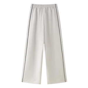 Pantalon large gris clair taille haute avec rayure latérale noire sur fond blanc immaculé
