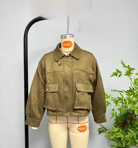 Vue détaillée du blouson court en simili daim marron avec grandes poches à rabat et revers