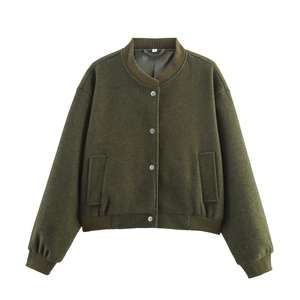 Détail de la veste bomber en tweed vert olive avec boutons-pression en métal et bords-côtes