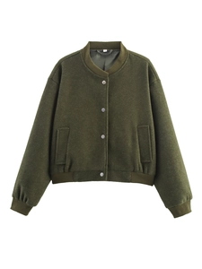Détail de la veste aviateur en tweed vert foncé avec finitions côtelées et boutons-pression