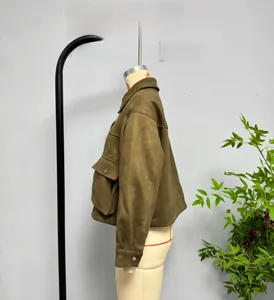 Détail de la veste bomber en daim vert olive avec grandes poches et poignets boutonnés