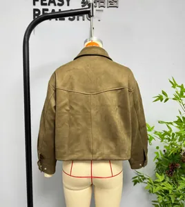 Vue détaillée du dos de la veste bomber en daim marron avec épaules tombantes et coutures