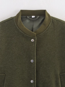 Détail du blouson aviateur en tweed vert olive avec col côtelé et bouton-pression en argent