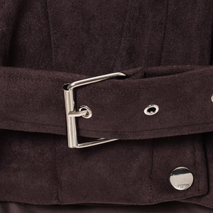 Dunkelbraune Bikerjacke aus Wildlederimitat mit Gürtelschnalle und feiner Textur