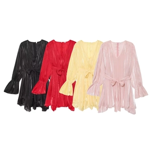 Robe courte plissée métallisée avec col en V, ceinture à nouer et manches cloches en 4 couleurs