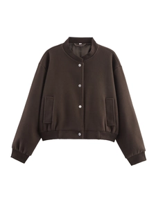 Détail d'un blouson aviateur en laine marron foncé avec boutons pressions argentés