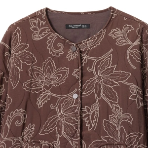 Veste matelassée marron avec broderies florales et col rond pour un style élégant