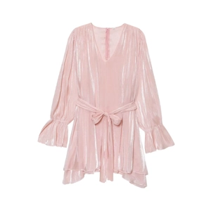Robe en satin plissé rose pâle avec col en V, ceinture à nouer et poignets à volants