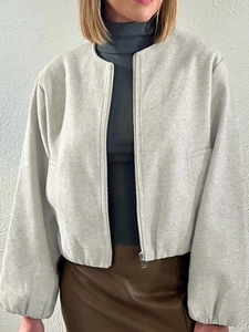 Detailansicht der hellgrauen Wollmischjacke mit Rundhals und Metallreißverschluss