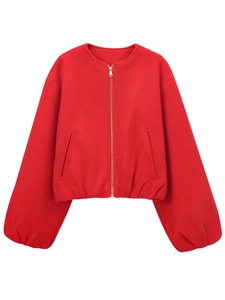 Details einer roten Bomberjacke mit Metallreißverschluss, Rundhals und Laternenärmeln