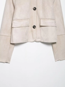 Detail der Wildlederimitat-Jacke mit Marmorknöpfen und symmetrischen Pattentaschen
