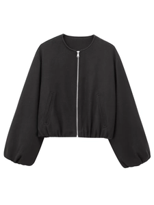 Detail der minimalistischen schwarzen Bomberjacke mit Rundhals und silbernem Reißverschluss