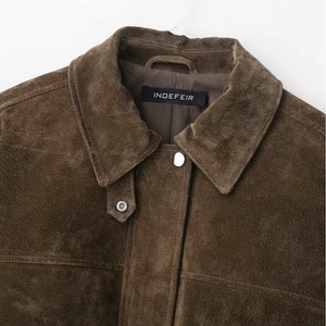 Veste aviateur marron foncé en daim avec col à revers et bouton pression argenté