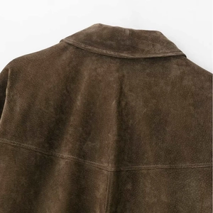 Blouson aviateur en daim marron foncé avec col à revers et détails de couture élégants
