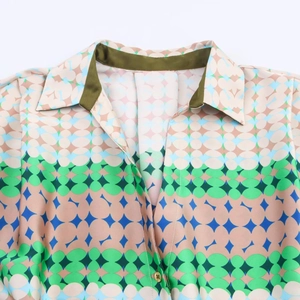 Elegant geometric print satin shirt with lapel collar and a refined gold button detail