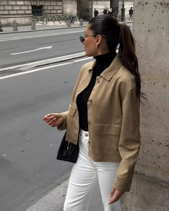 Détails de la veste courte en daim kaki avec col à revers et grandes poches à rabat