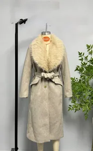 Détail du col en fourrure et de la texture en laine du manteau long couleur avoine