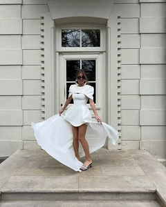 Détail de la cape et de l'ourlet asymétrique d'une robe blanche de style français