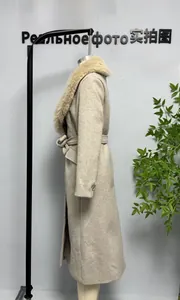 Détail d'un manteau en laine beige avec col en fausse fourrure et ceinture ajustable