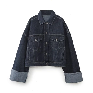 Giacca di jeans corta indaco scuro con cuciture a contrasto e maniche risvoltate