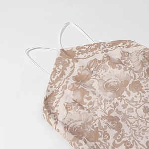 Robe dos nu avec motif jacquard floral vintage et fines bretelles blanches croisées