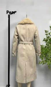 Détail du manteau en laine beige avec col en fausse fourrure et ceinture réglable au dos