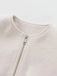 Detailansicht der weichen Wolljacke in Haferflocken-Farbe mit silbernem Reißverschluss