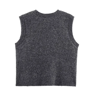 Vista posteriore di un gilet in maglia spessa grigio scuro con girocollo e bordo a coste