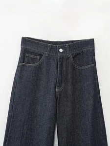 Detailansicht der High-Waist-Jeans mit Kontrastnähten und silbernem Metallknopfverschluss