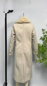 Manteau cintré en laine beige avec col en fourrure et détails de boutons aux poignets