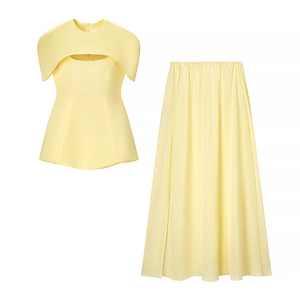 Ensemble deux pièces jaune pâle pour femme avec haut ajouré et jupe longue fluide