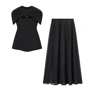 Ensemble chic deux pièces noir pour femme avec haut style cape et jupe longue en mousseline