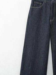 Detailansicht der dunkelblauen High-Waist-Jeans mit weitem Bein und gelben Kontrastnähten