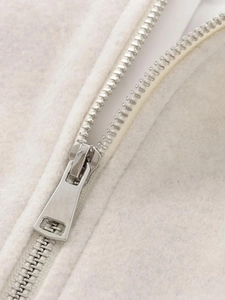 Nahaufnahme des silbernen Metallreißverschlusses und weichem Fleece an der Bomberjacke