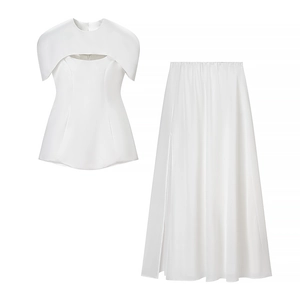 Détail de l'ensemble deux pièces en satin blanc avec haut court et jupe longue élégante
